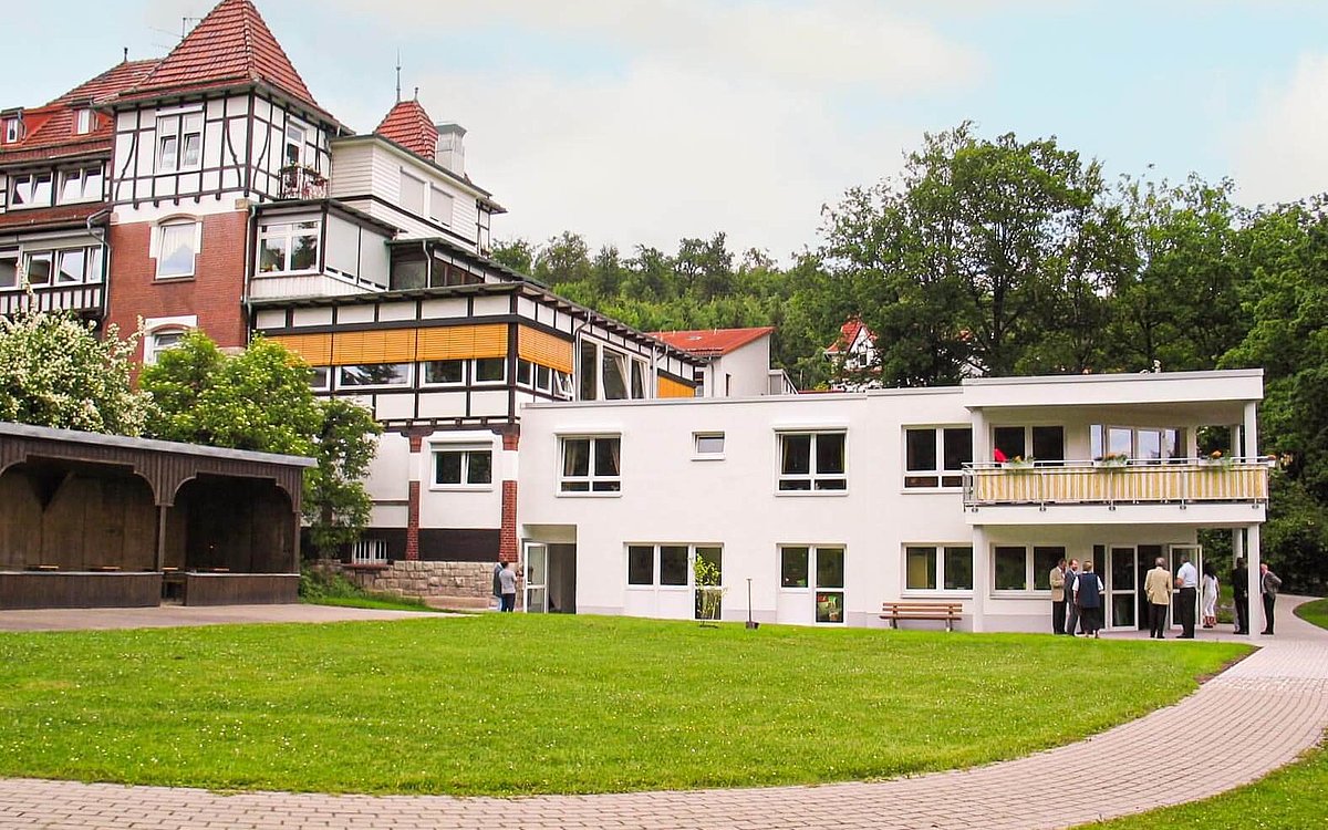 Außenansicht der Wohnstätte Haus Eulingswiese in Bad Sachsa mit grünem Park